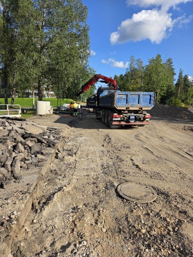 Purettu katu ja tarkastuskaivo keskustassa