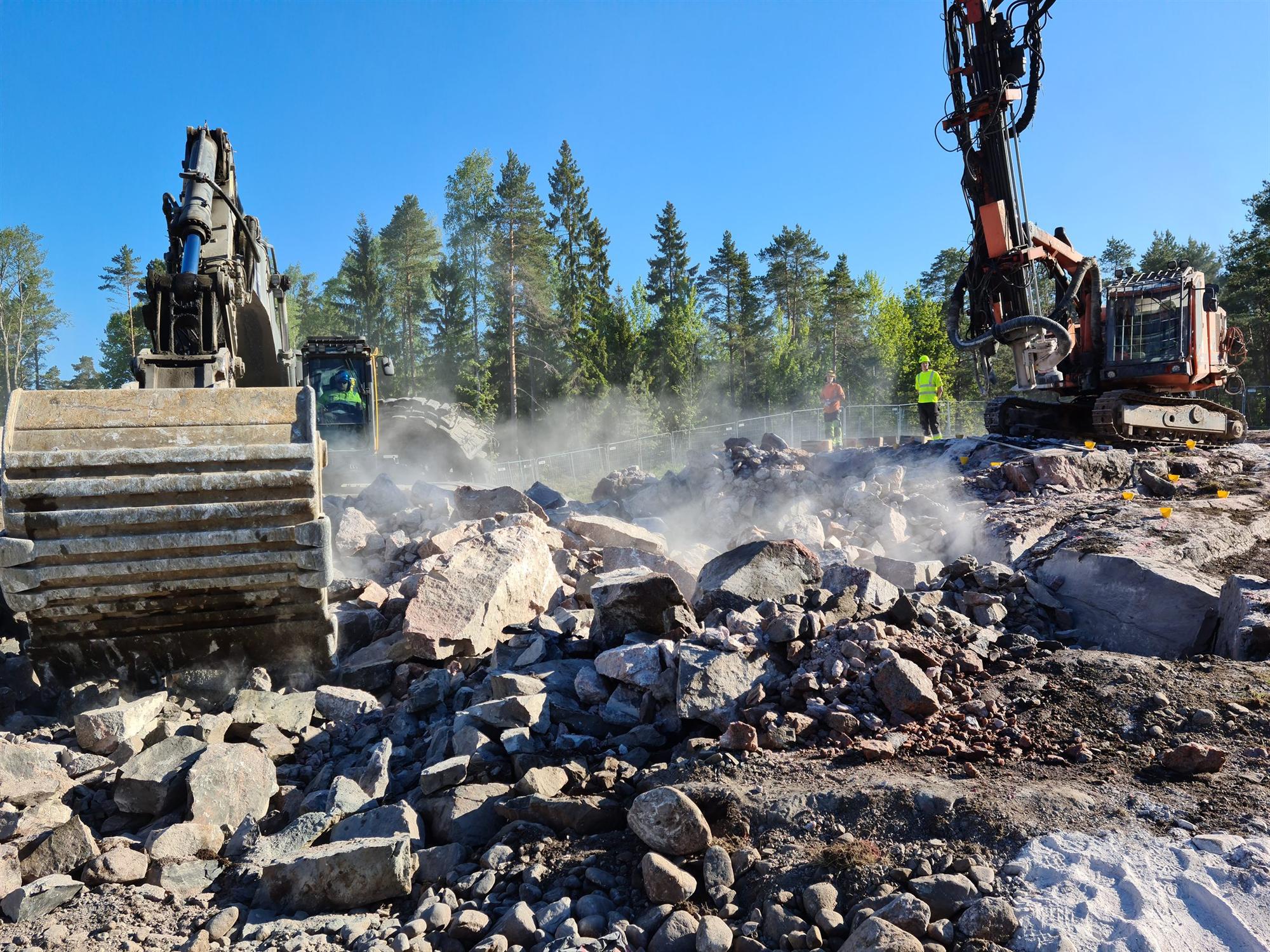 Pölypilvi ja koneet räjäytyksen jälkeen