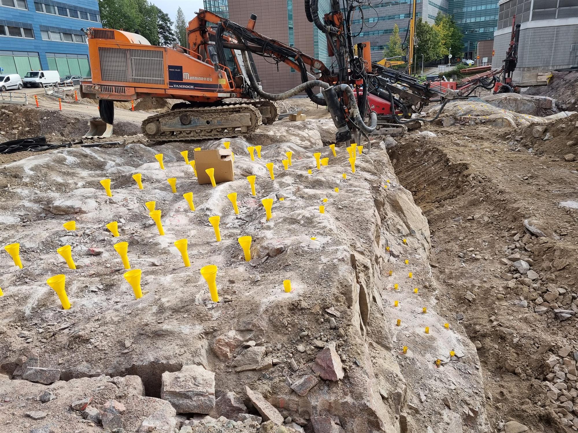 Porattu kenttä reikämerkkeineen kaupunkiympäristössä