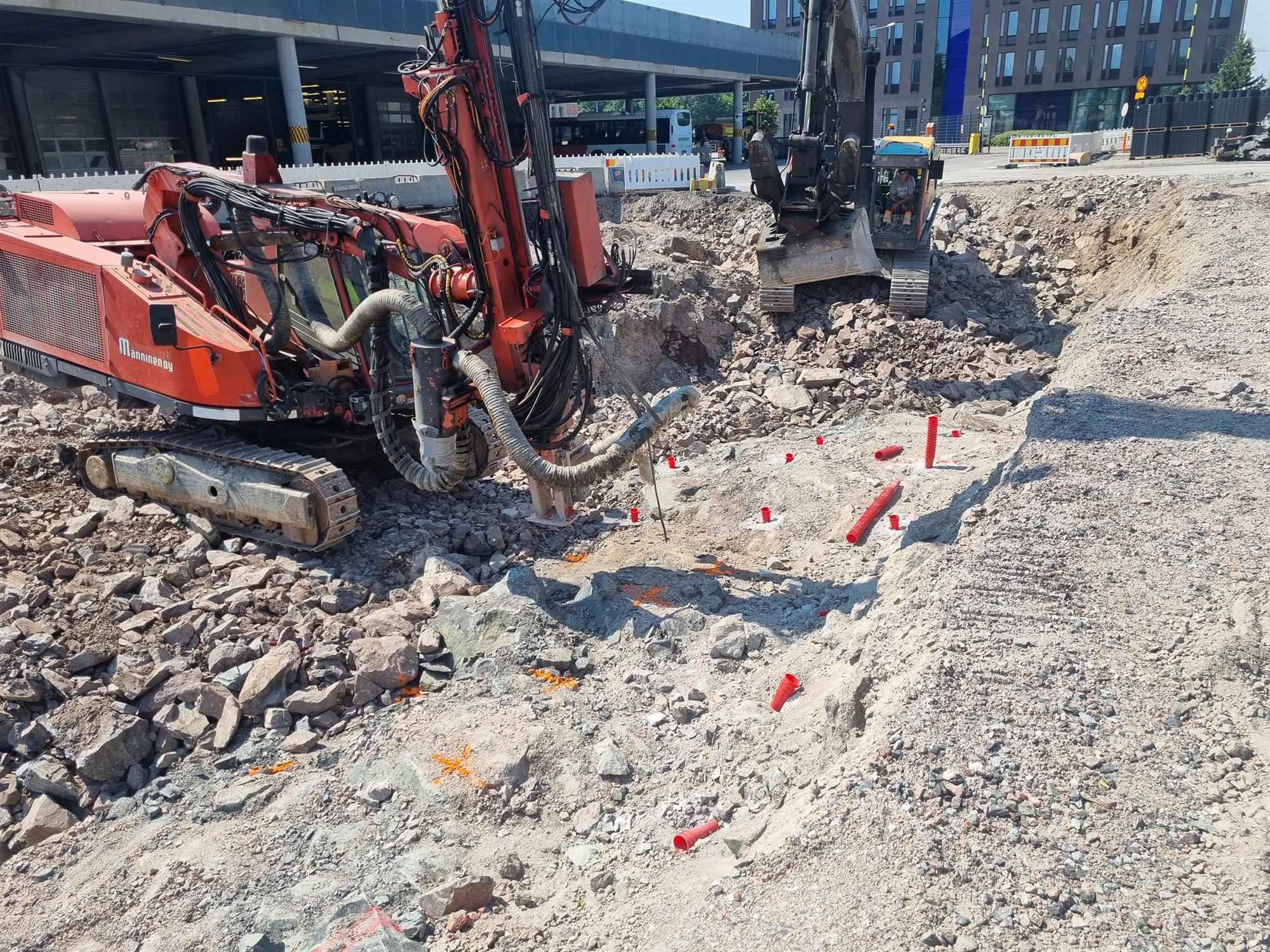 Poravaunu kaupunkityömaalla rakennusten välissä