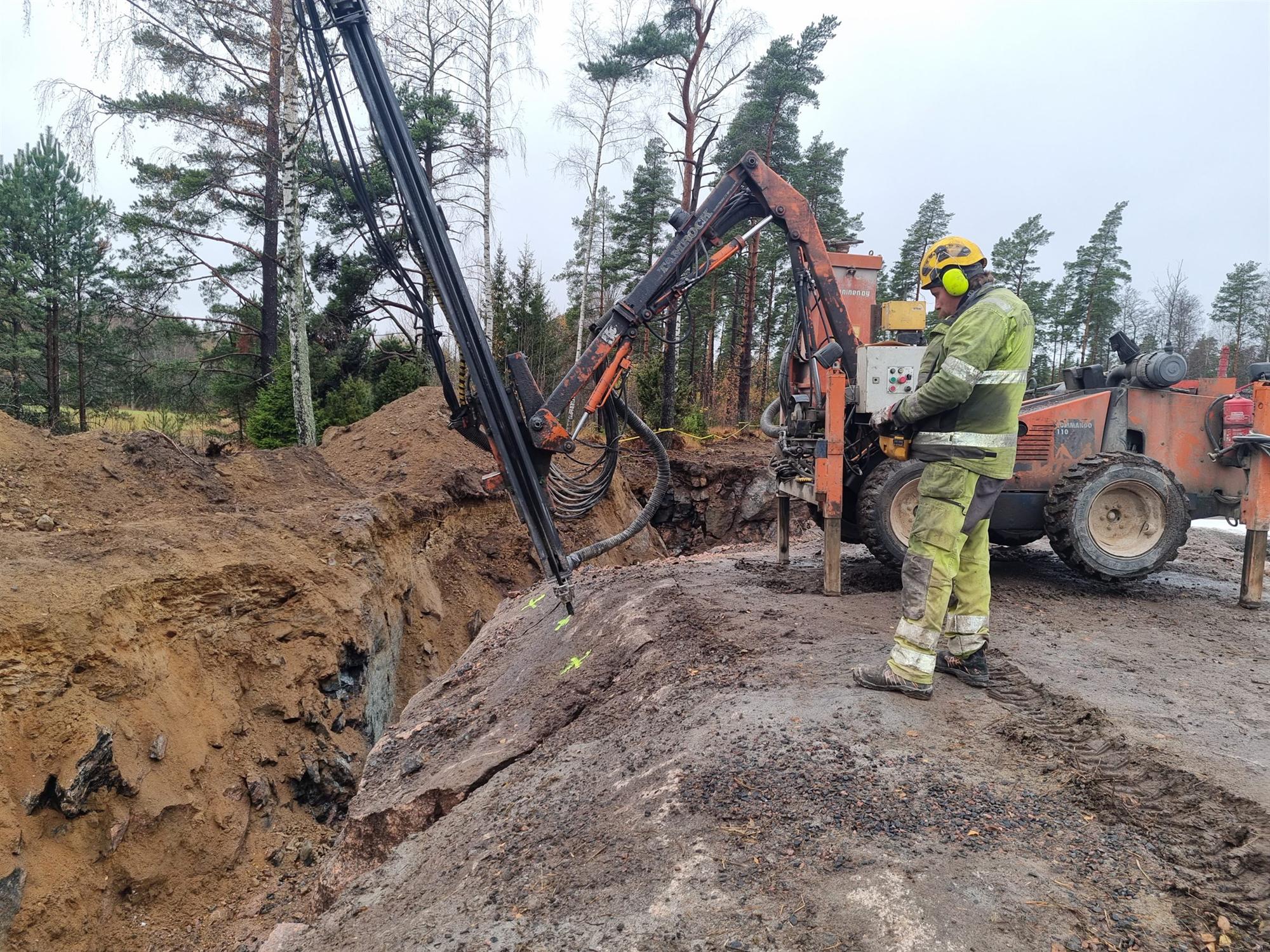 Poravaunu ja työntekijä metsäisessä maastossa