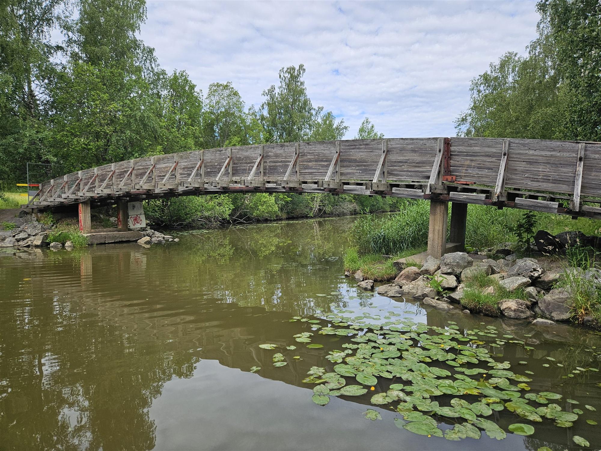 Kevyen liikenteen silta vesistön yli