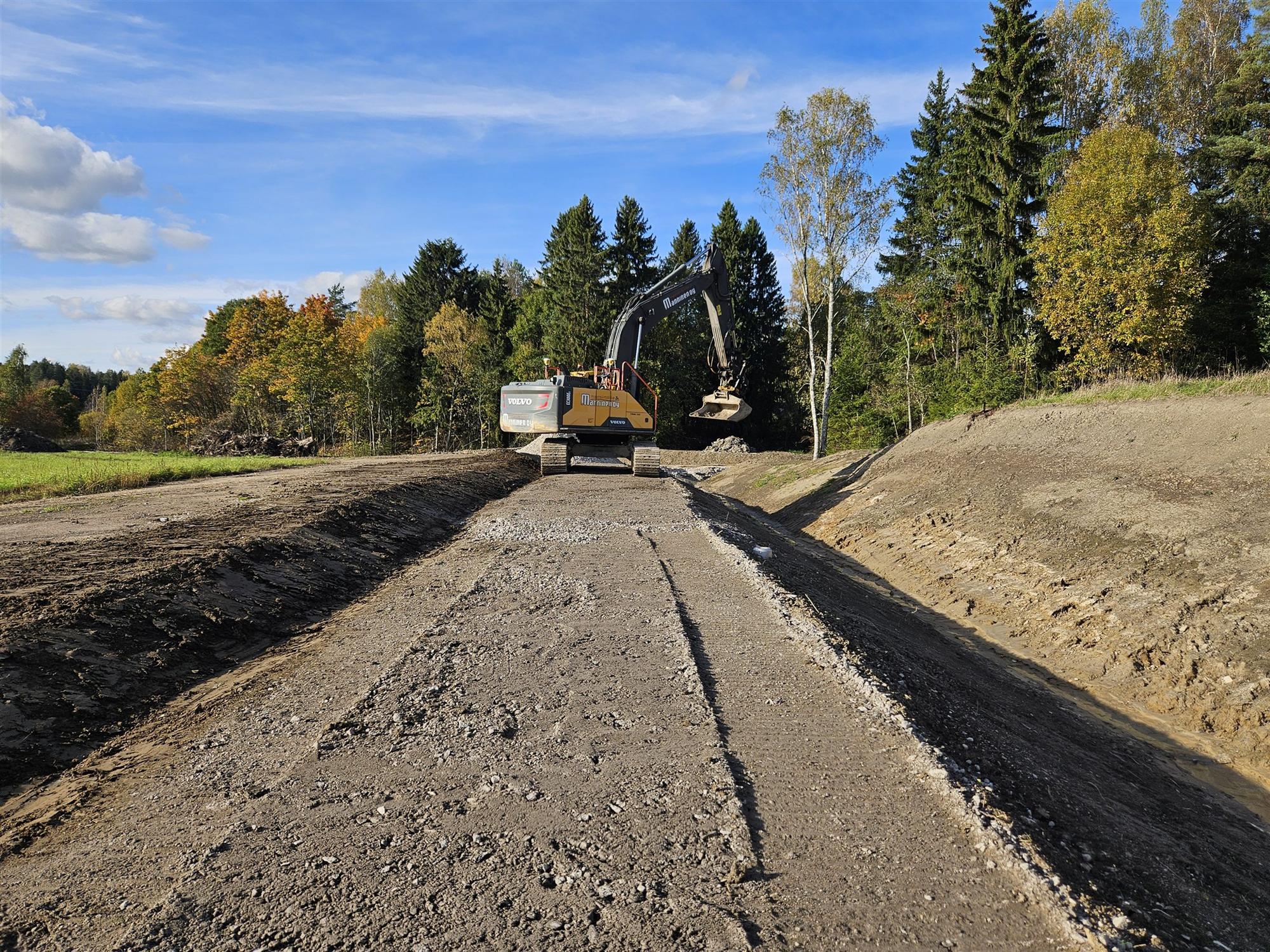Uuden kadun pohjarakenne metsän reunassa